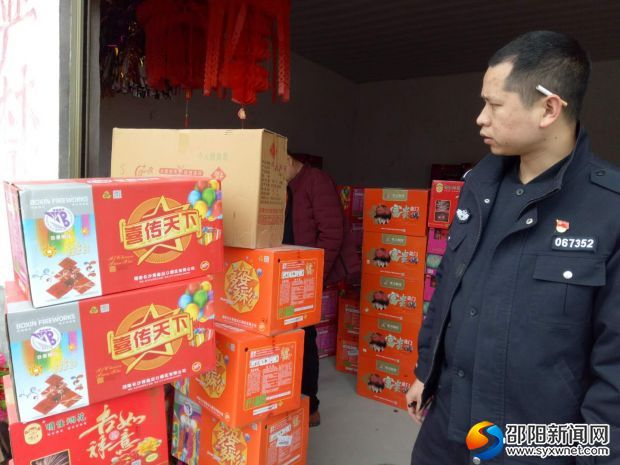 执法人员进行清明节前烟花爆竹巡查