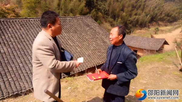 新邵一中党总支书记屈宋来慰问贫困对象