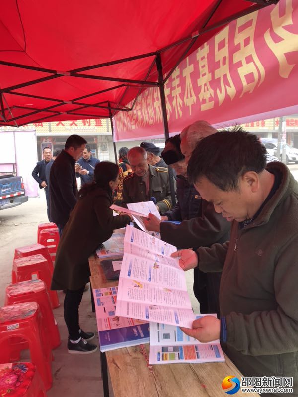 图为工作人员正在耐心的讲解相关政策
