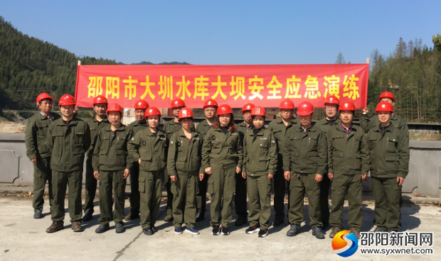 图为参与演练的应急队员