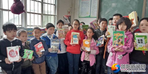 孩子们排着队等待捐赠