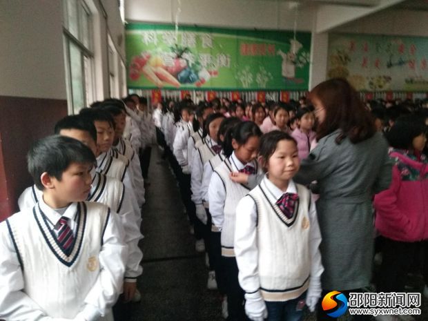班主任正在为学生整理着装
