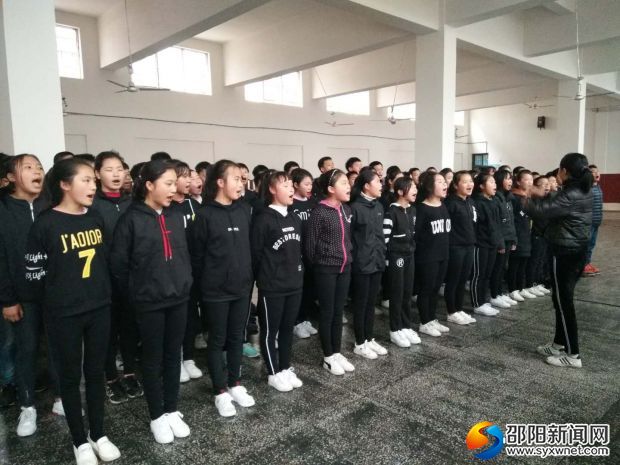 庄严肃穆崇敬雷锋