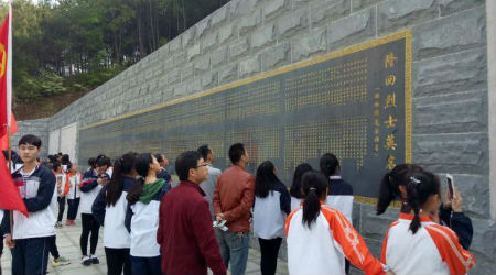 师生们在瞻仰“烈士英名录”