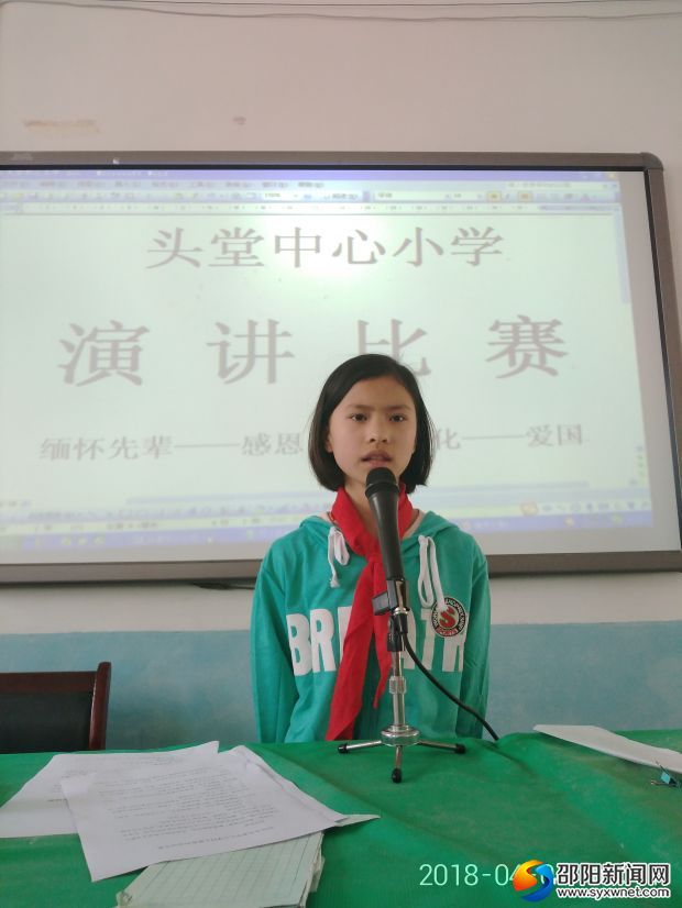 二等奖获得者41班选手陈家欣正在演讲