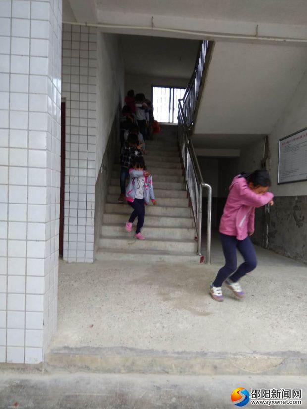 学生从“火灾现场”疏散撤离
