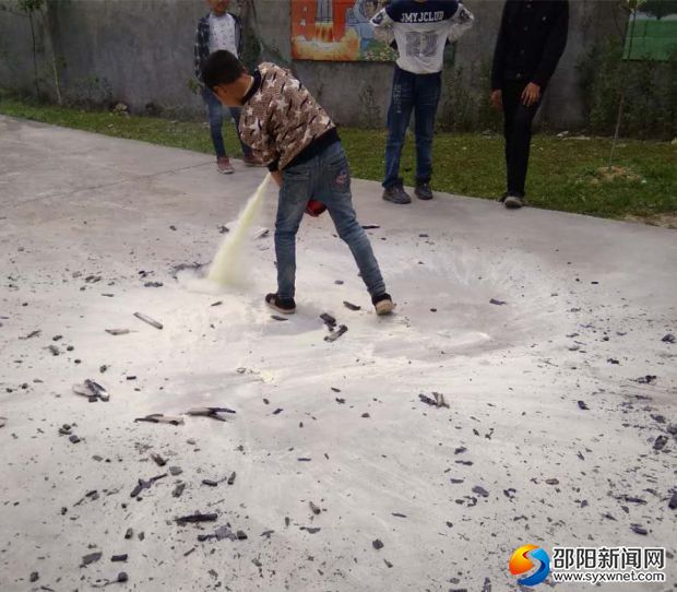 学生动手操作,体验使用灭火器进行灭火