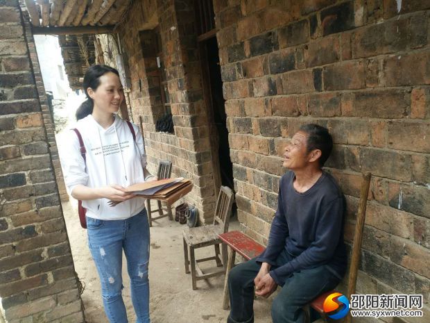 教师向贫困群众宣传政策