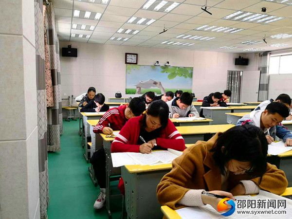 图为师生同室参考现场