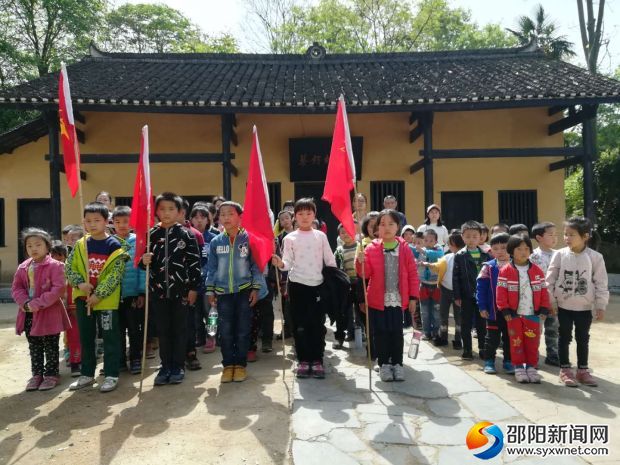老师在蔡锷故居前给大家介绍蔡锷生平事迹