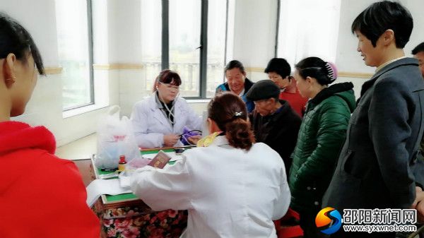 图为签约医生正在为患者量血压