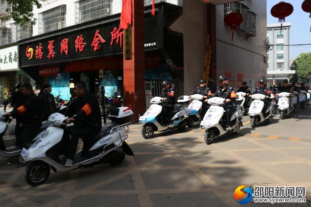 摩托车治安巡逻队上路执勤.jpg