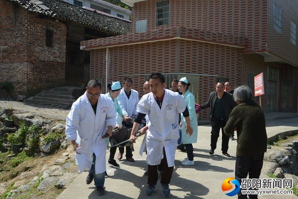 救护受困群众