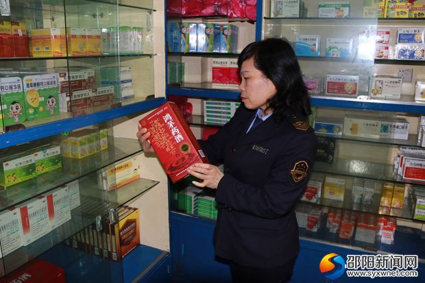 执法人员认真查看保健品