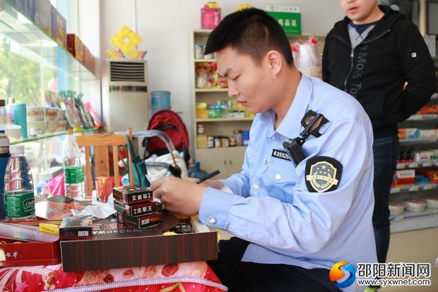 执法人员认真核实保健品成分