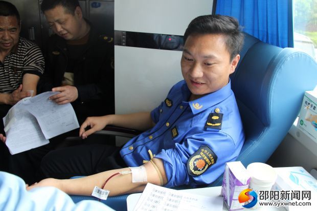 市城管局工作人员参加义务献血