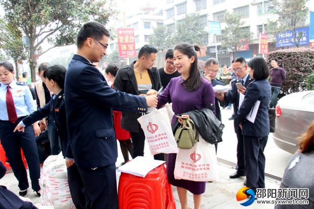 向纳税人发放税收宣传用品环保袋