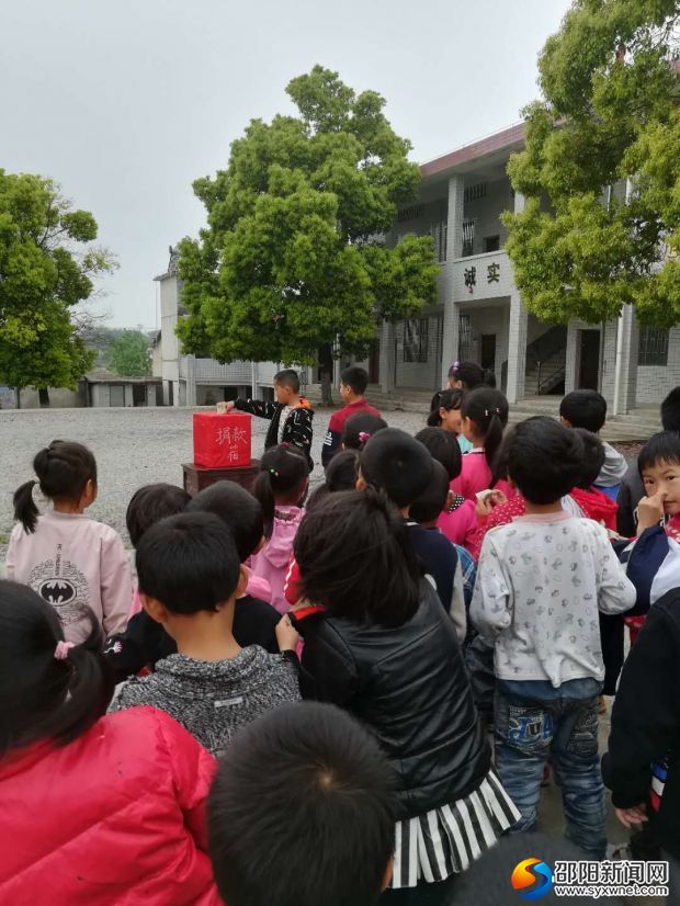 同学们纷纷走上台,踊跃捐献出自己的压岁钱