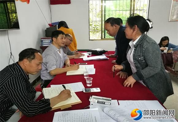 武冈政务中心负责人（中）现场记录并答复群众意见