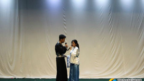 参赛选手深情的表演