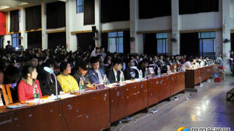 活动现场观众观看表演