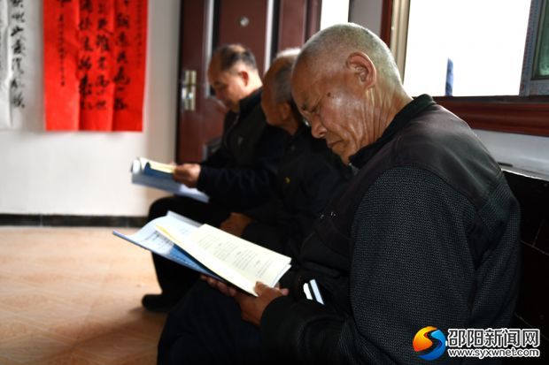 诗词爱好者在看书