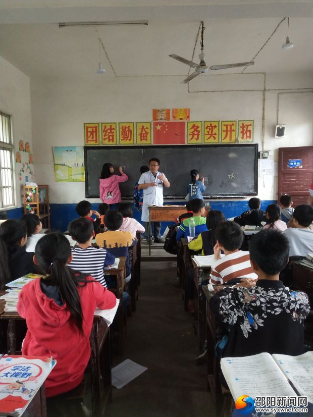 医务人员给学生讲解自救知识