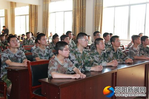同学们认真听课
