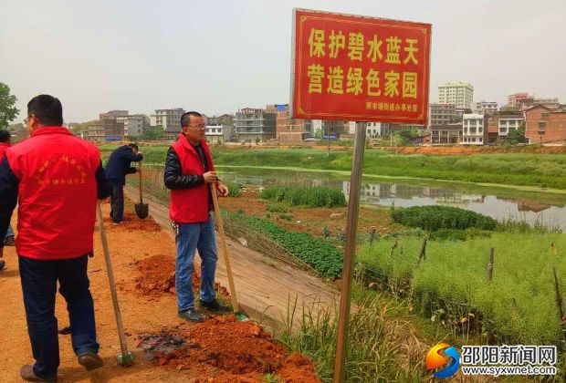 党员志愿者带头植树