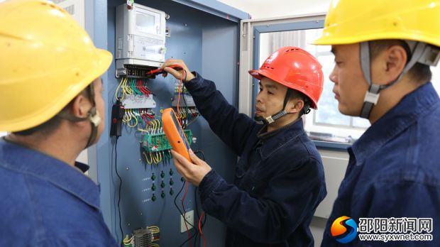 供电人员排查安全用电隐患