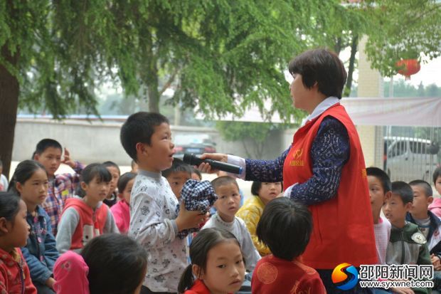 讲课老师和学生互动