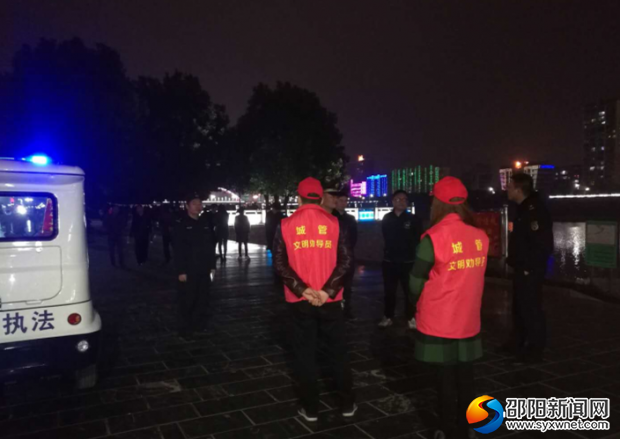 城管志愿者与城管队员们夜间值守
