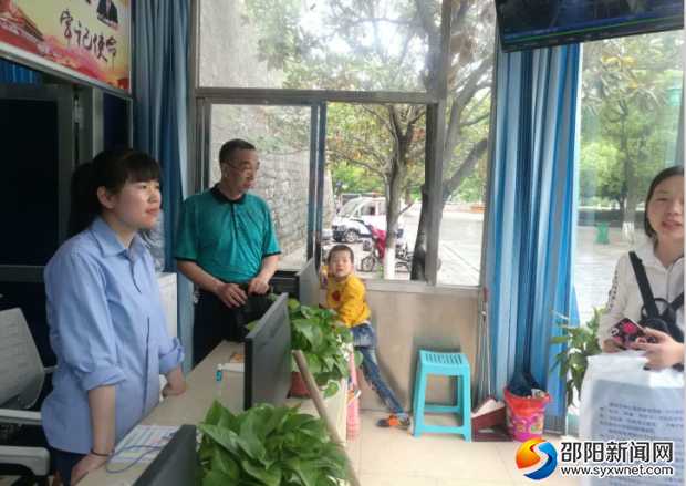 资江南路城管综合服务站人员咨询群众解答