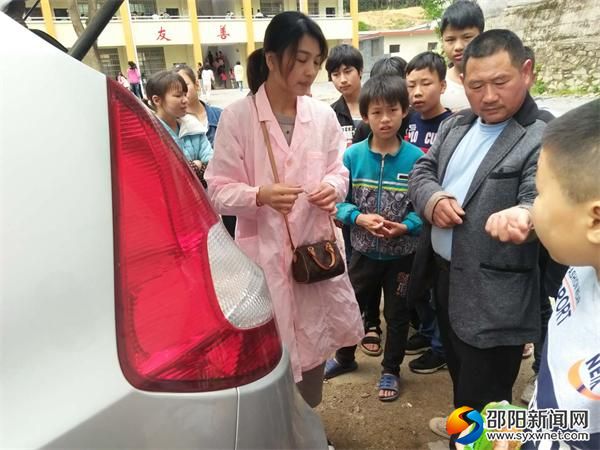 疾控中心医护人员在给师生注射检测剂