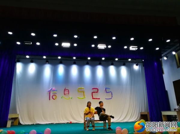 图为三言曲艺社小品