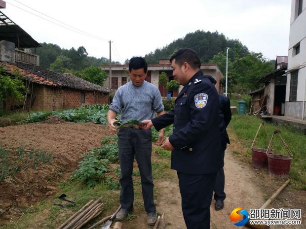 民警深入田间地头走访