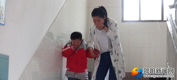 教师牵走路不稳学生撤退
