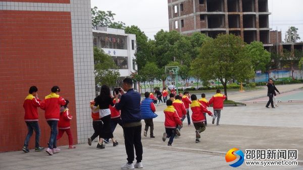 刘校指挥学生撤往操场