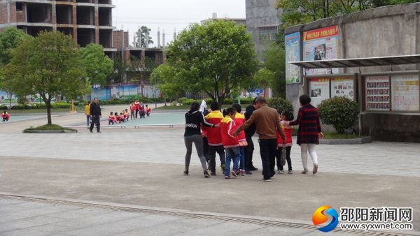 王校、何主任护送重症班学生撤退