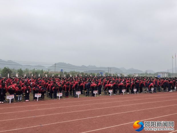 虔诚鞠躬，感恩父母养育之恩；感恩老师给予知识；感恩祖国让我们幸福！