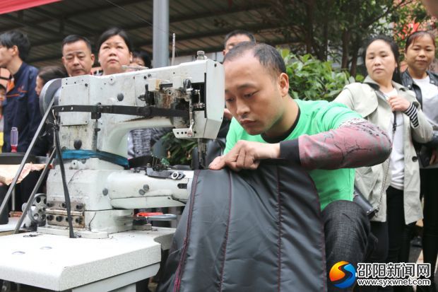 选手正在进行最后一道工序 