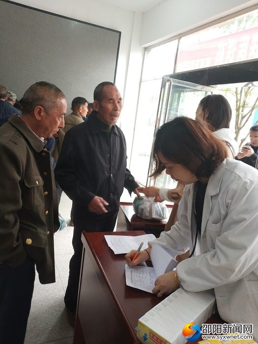 医务人员为优抚对象发放药品