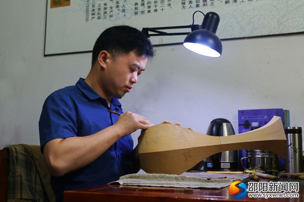 石建明正在雕刻新作品