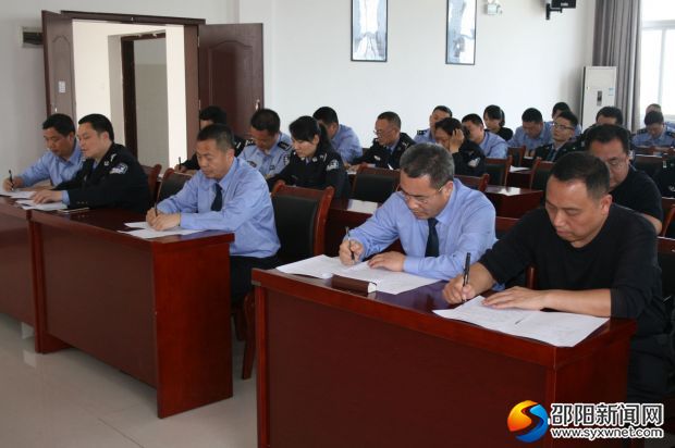 图为认真考试的民警