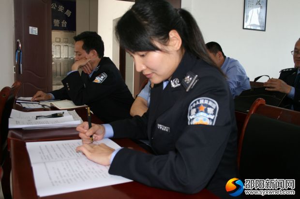 图为认真答题的民警