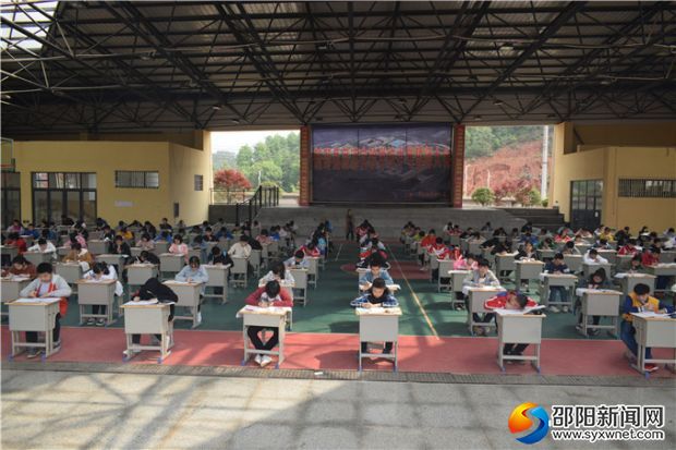 八年级部分学生在体育馆考试