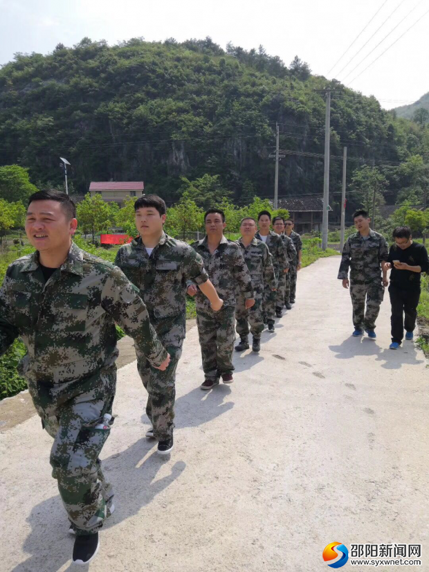 民兵小分队集合开展搜救行动
