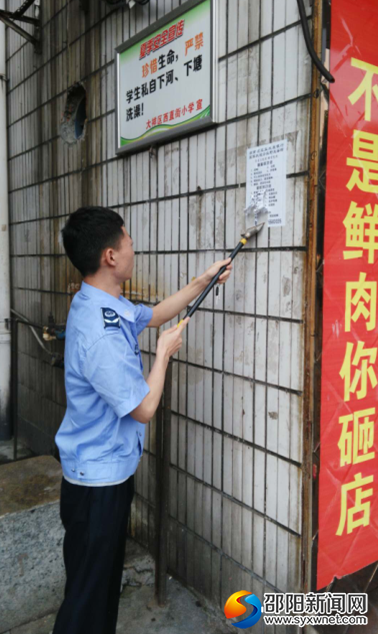 城管志愿者正在清理“牛皮癣”