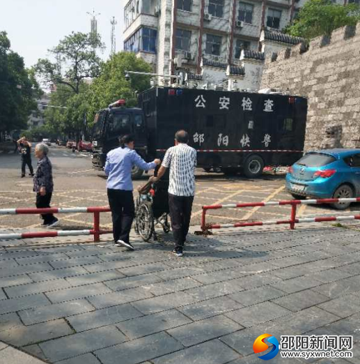 资江南路城管综合服务站人员帮扶行动不便人员