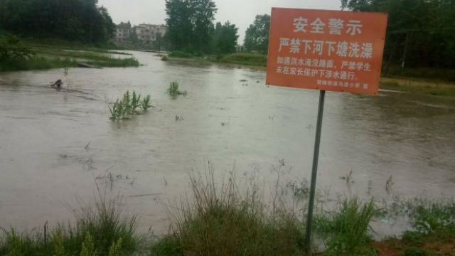 图为学校安置的警示牌